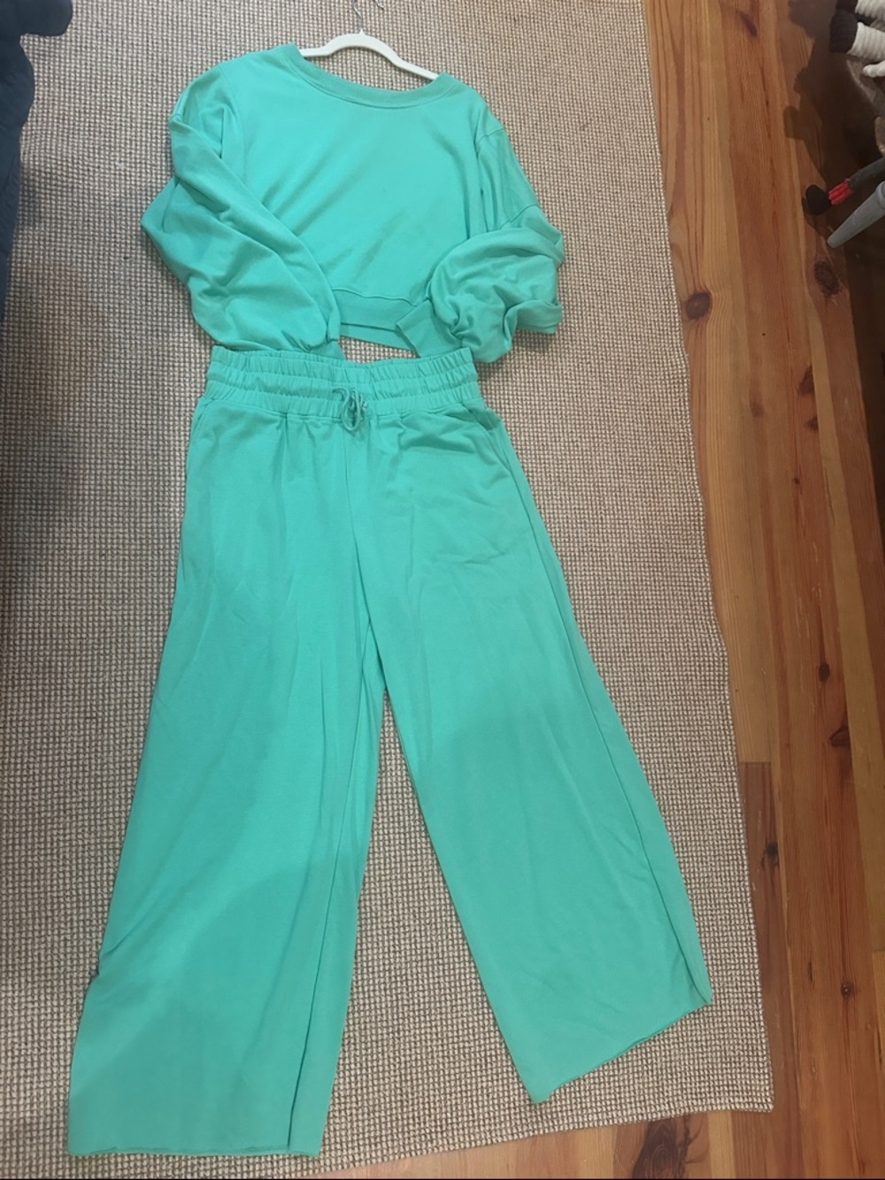 Wide-Leg Drawstring Pants set in green